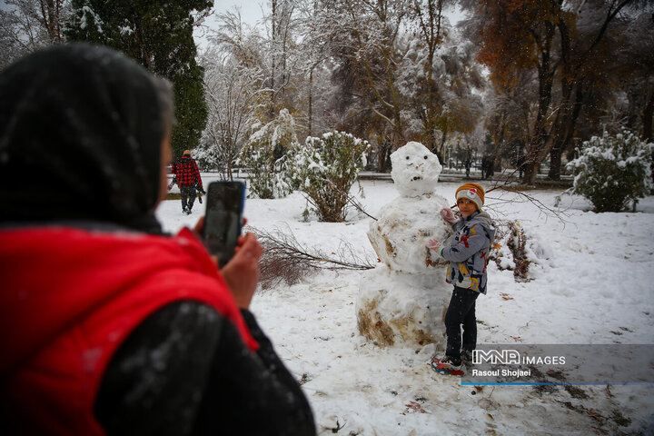 برف نوبرانه پاییزی در اصفهان