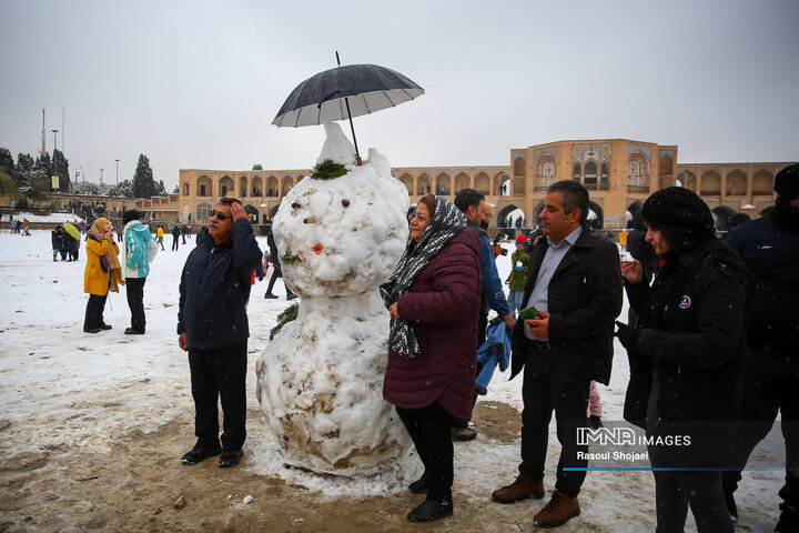 برف نوبرانه پاییزی در اصفهان