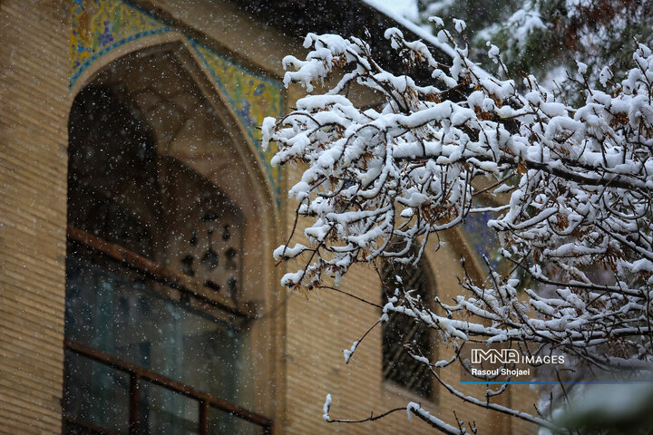 برف نوبرانه پاییزی در اصفهان