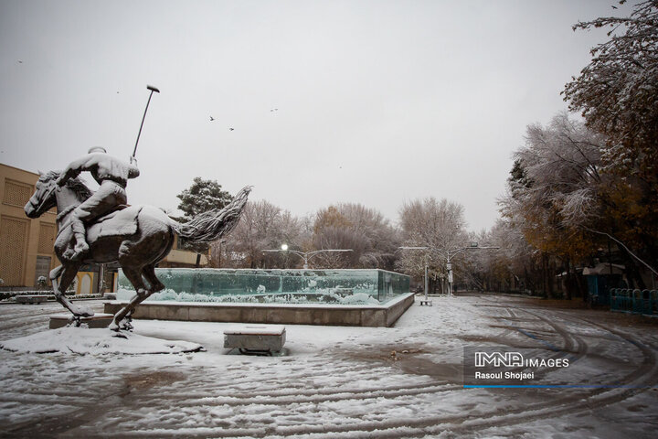 برف نوبرانه پاییزی در اصفهان