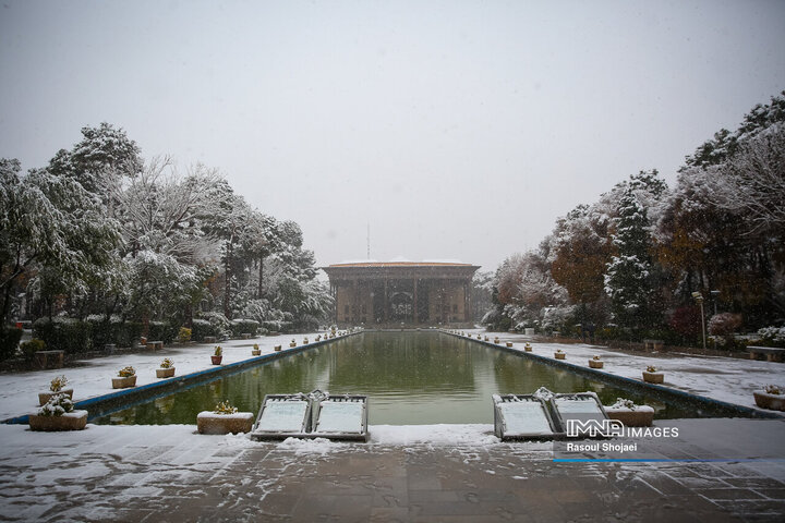 برف نوبرانه پاییزی در اصفهان
