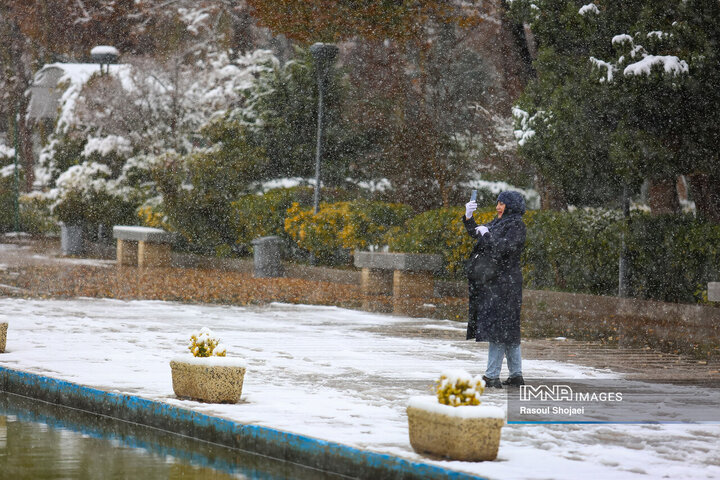 برف نوبرانه پاییزی در اصفهان