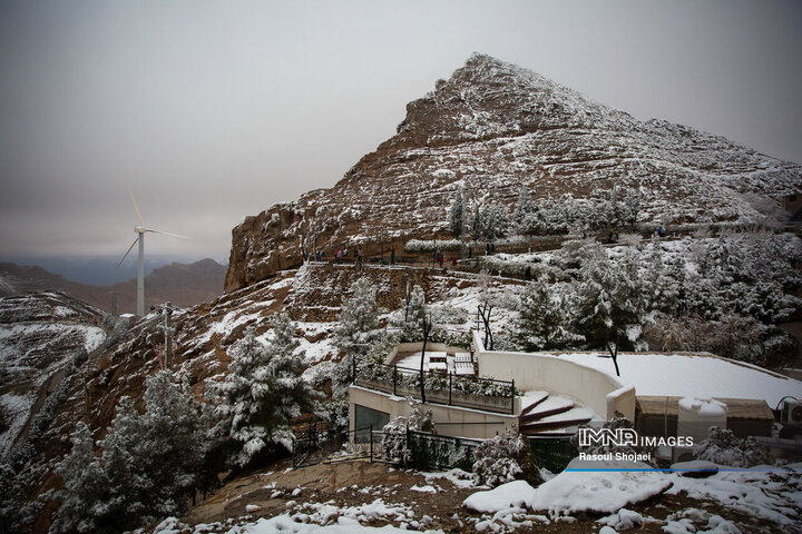 برف نوبرانه پاییزی در اصفهان