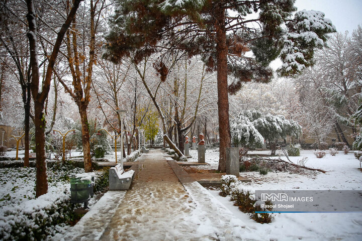برف نوبرانه پاییزی در اصفهان