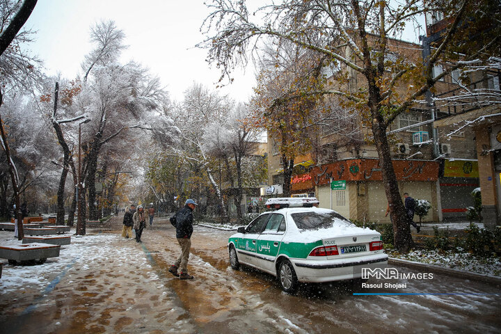 برف نوبرانه پاییزی در اصفهان