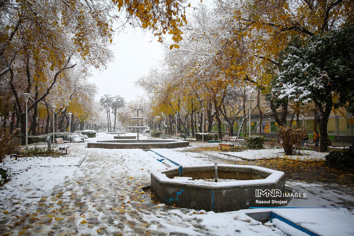 برف نوبرانه پاییزی در اصفهان