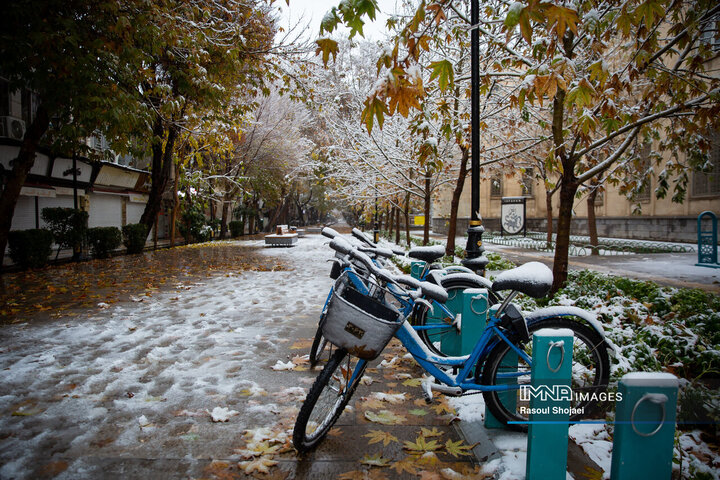 برف نوبرانه پاییزی در اصفهان