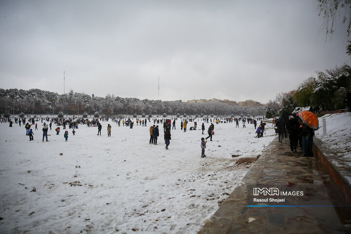 برف نوبرانه پاییزی در اصفهان