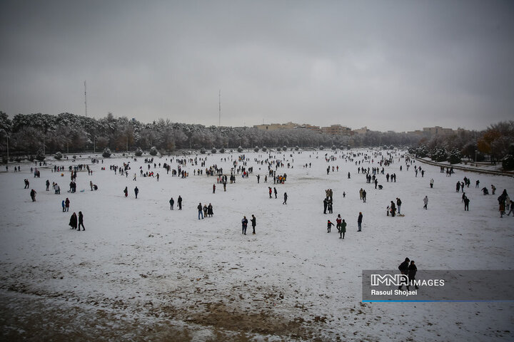 برف نوبرانه پاییزی در اصفهان