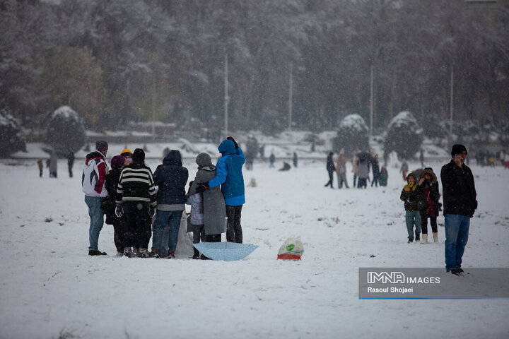 برف نوبرانه پاییزی در اصفهان