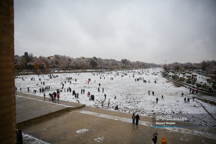 برف نوبرانه پاییزی در اصفهان