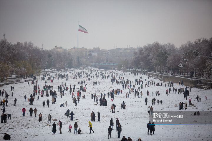 برف نوبرانه پاییزی در اصفهان