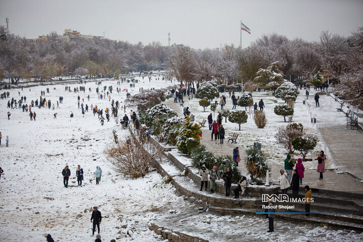 برف نوبرانه پاییزی در اصفهان