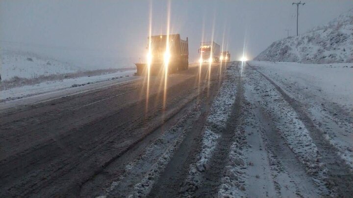 آخرین وضعیت تردد در محورهای خراسان رضوی / بارش برف و باران و مه گرفتگی در بیشتر جاده‌ها