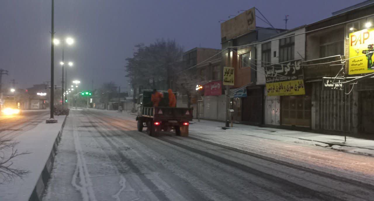 اجرای عملیات زمستانی شهرداری شهرکرد از نخستین دقایق بارش برف