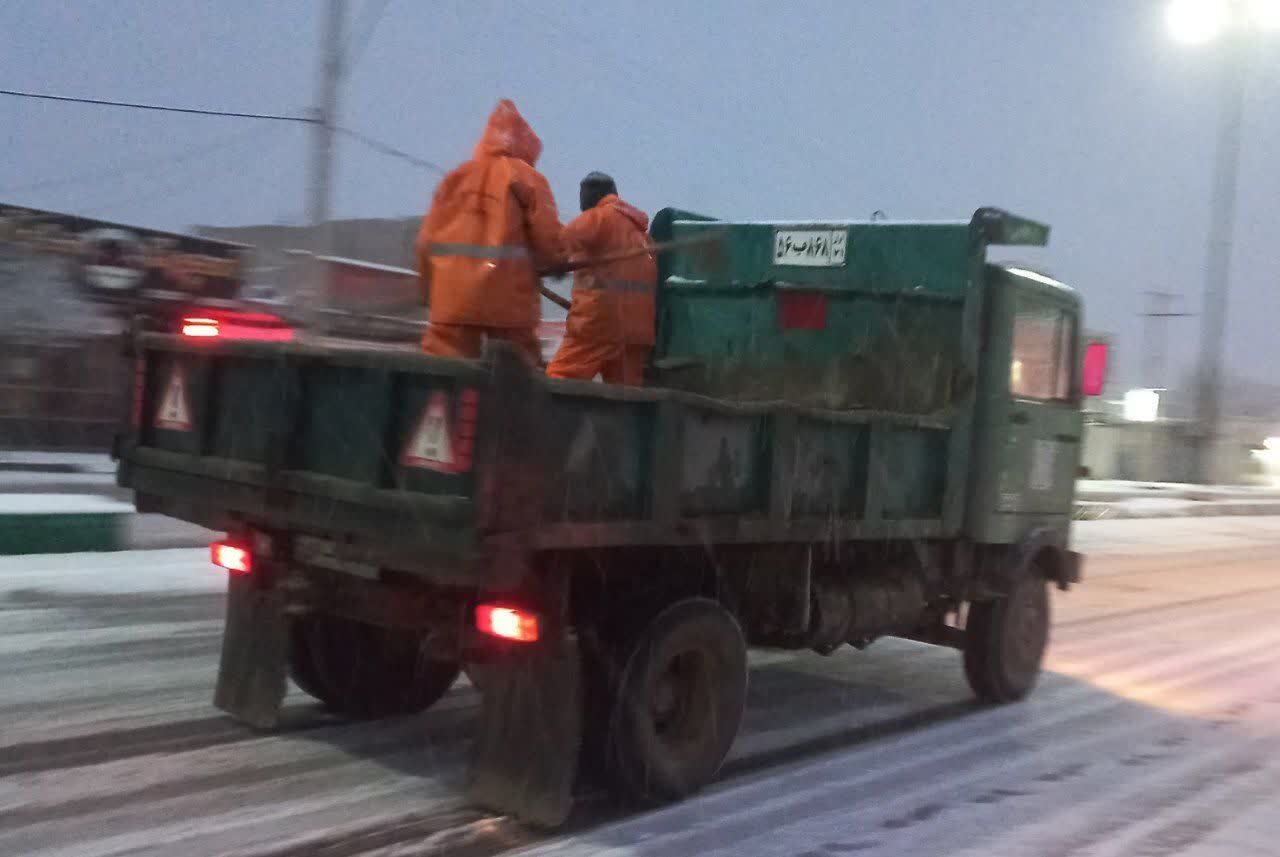 اقدام به‌موقع و جدی شهرداری شهرکرد برای برف‌روبی و ایمن‌سازی معابر