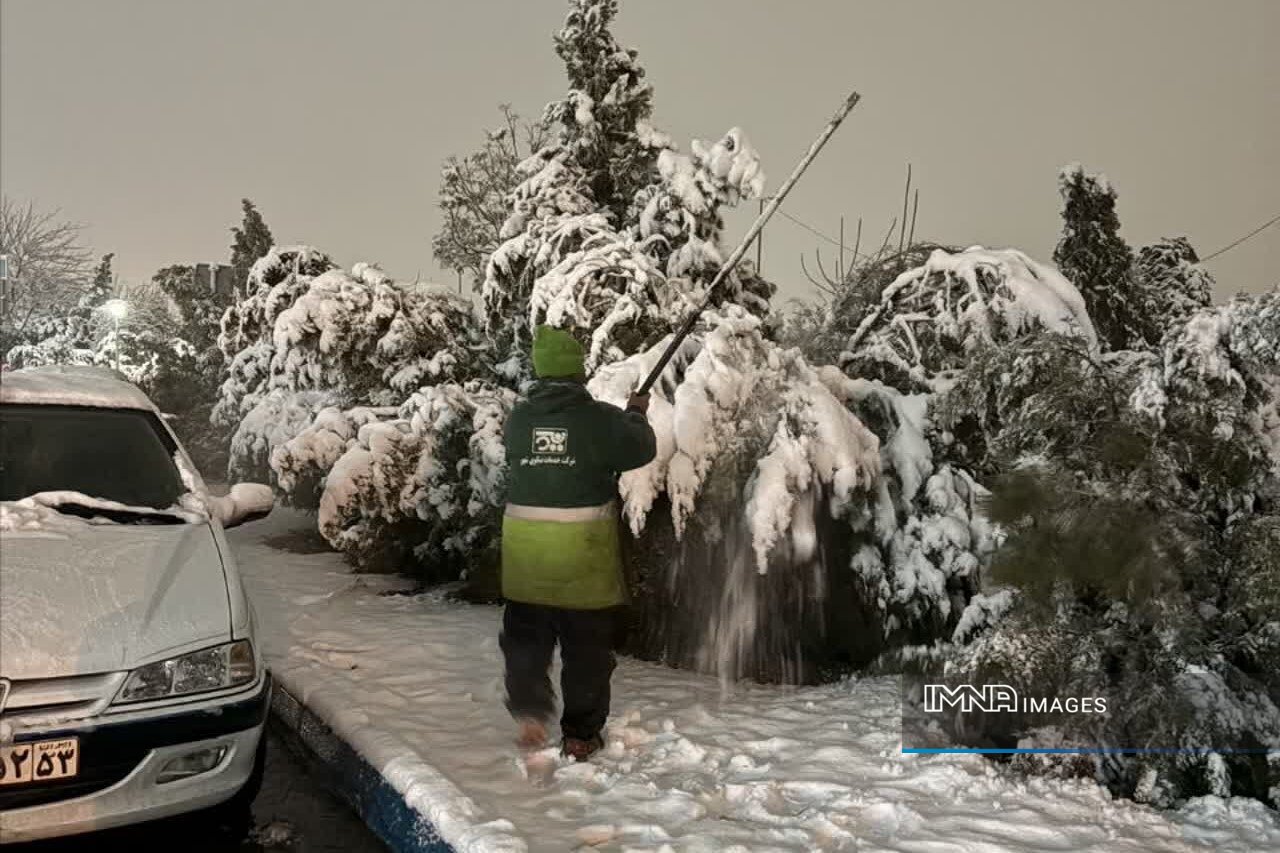خدمت‌رسانی ۴۸‌ ساعته ۱۲۰ نیروی خدمات شهری منطقه ۵ اصفهان در پی بارش برف و باران