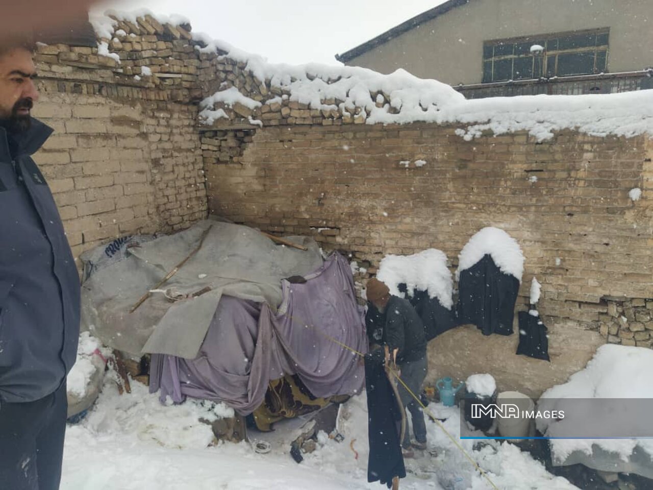 پذیرش شبانه بیش از ۸۰ کارتنخواب در کمپ استقلال اصفهان همزمان با بارش برف و باران