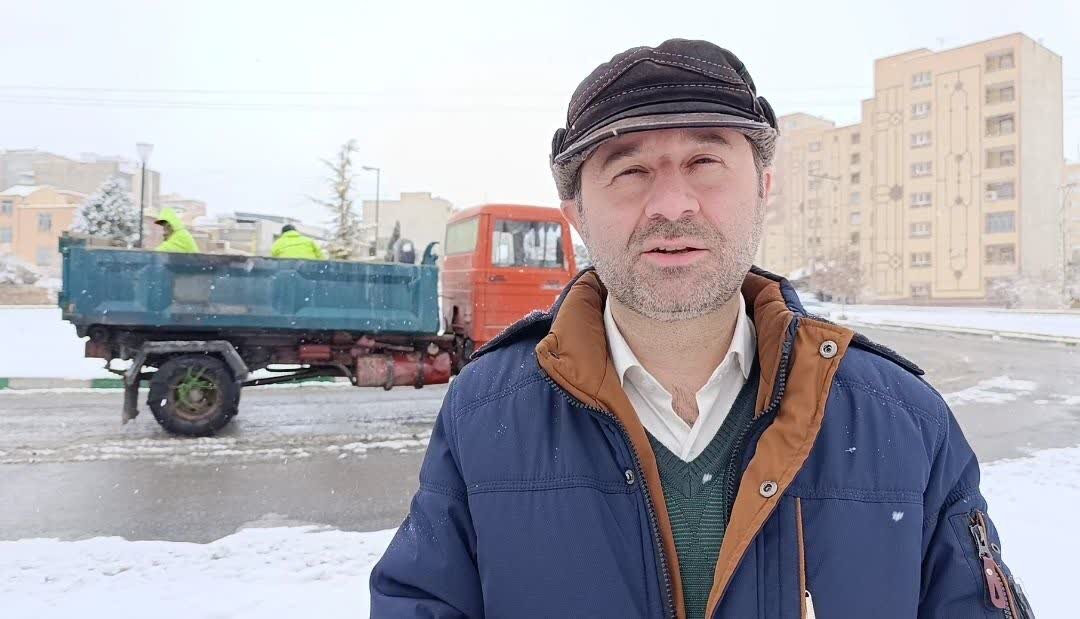 پاکسازی بدون وقفه معابر توسط نیروهای خدمات شهری شهرداری شهرکرد