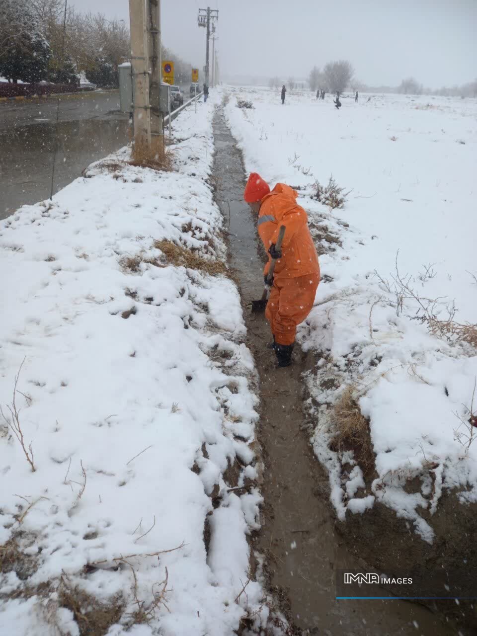 بسیج تجهیزات برای جلوگیری از آب‌گرفتگی و یخ‌زدگی در منطقه ۱۵ اصفهان