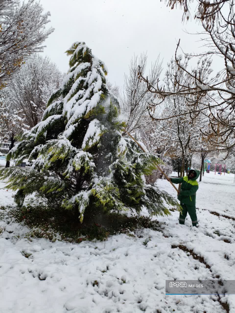 فعالیت ۵ اکیپ خدمات شهری برای ایمن‌سازی معابر منطقه ۲ اصفهان در پی بارش برف