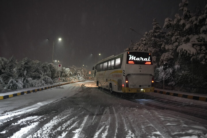 بارش خفیف برف در محور سپیدان – اقلید / تردد روان در جاده‌های فارس