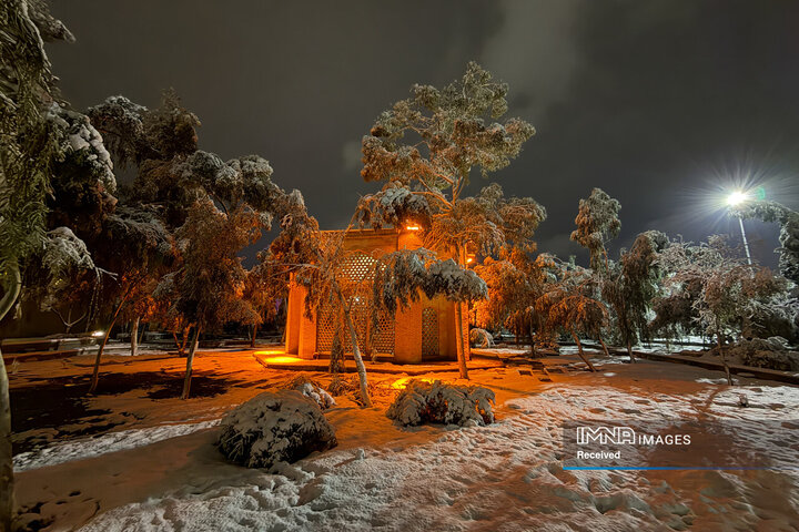 برف نوبرانه پاییزی در اصفهان