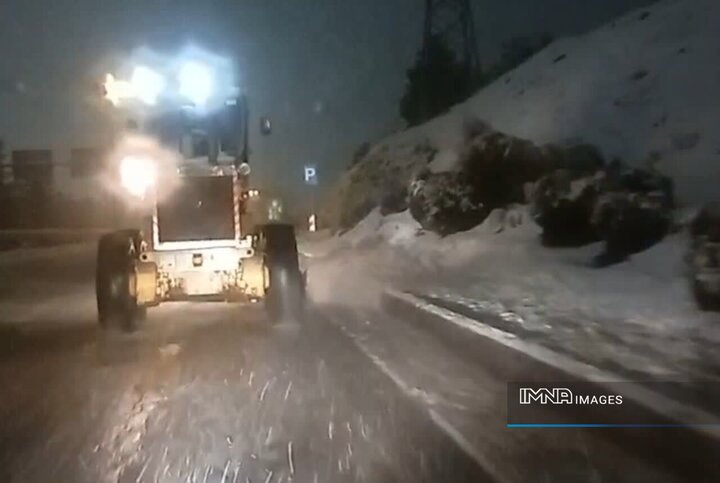 جلوگیری از انسداد معابر منطقه ۱۳ اصفهان با پاشش ۴۰۰ تن شن و نمک