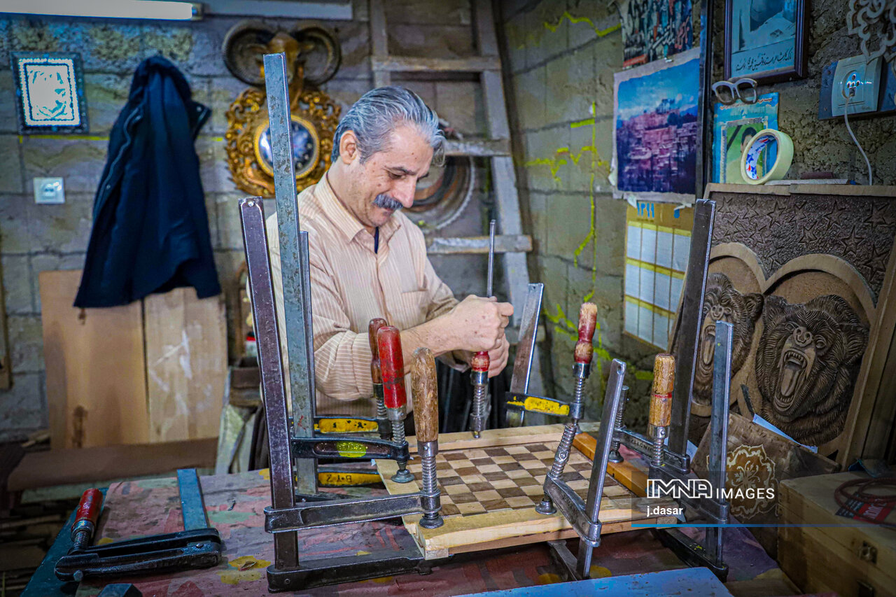 همنشینی صبورانه رنگها برای تولد تصویر در دل چوب