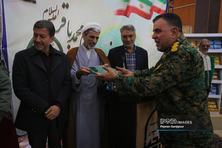 مراسم اهدای بسته‌های شب یلدا با مشارکت خیرین