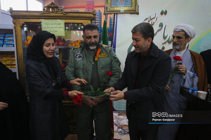 مراسم اهدای بسته‌های شب یلدا با مشارکت خیرین