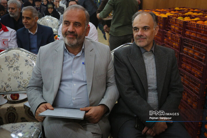 مراسم اهدای بسته‌های شب یلدا با مشارکت خیرین