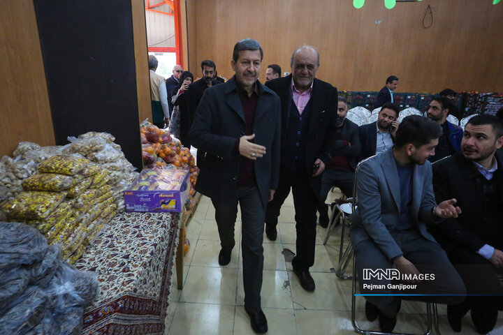 مراسم اهدای بسته‌های شب یلدا با مشارکت خیرین