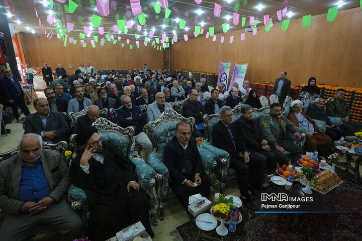 مراسم اهدای بسته‌های شب یلدا با مشارکت خیرین