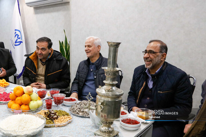 حضور شهردار اصفهان در کنار شب زنده‌داران یلدای شهرداری