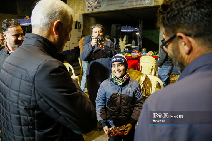 حضور شهردار اصفهان در کنار شب زنده‌داران یلدای شهرداری