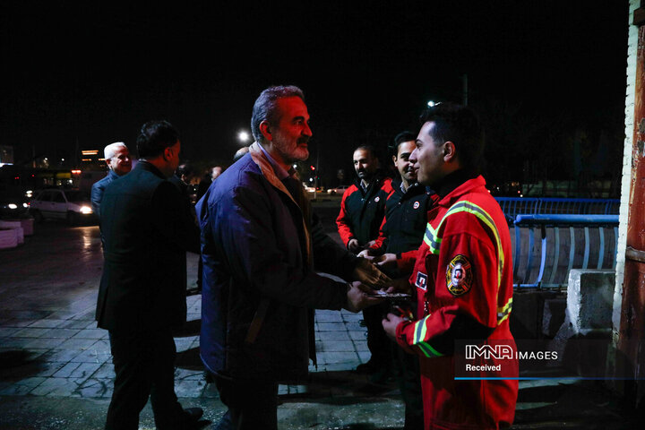 حضور شهردار اصفهان در کنار شب زنده‌داران یلدای شهرداری