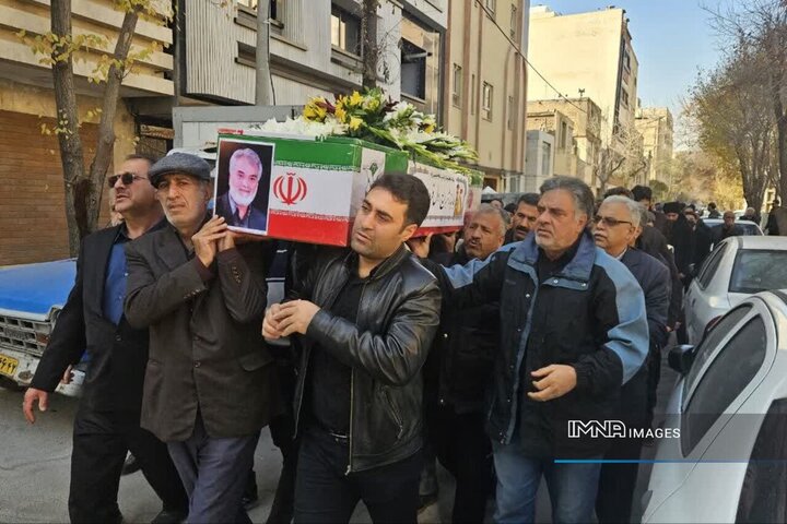 حضور مردم در تشییع شهدا نشان‌دهنده وفاداری به آرمان‌های انقلاب است