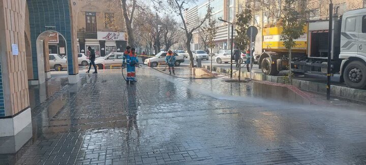 شست‌وشو و پاکسازی معابر شهری پس از بارش اخیر برف در اراک