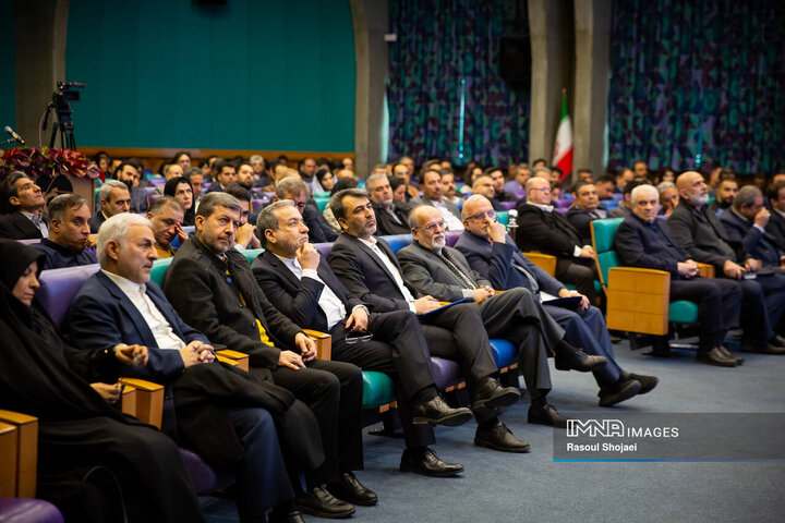 نشست وزیر امور خارجه با فعالان اقتصادی استان اصفهان