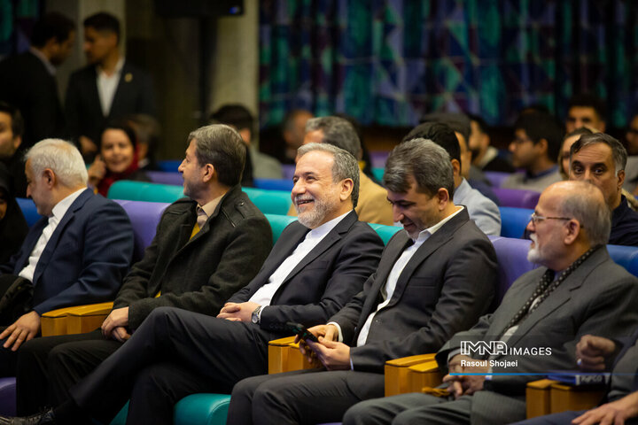 نشست وزیر امور خارجه با فعالان اقتصادی استان اصفهان