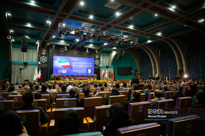 نشست وزیر امور خارجه با فعالان اقتصادی استان اصفهان