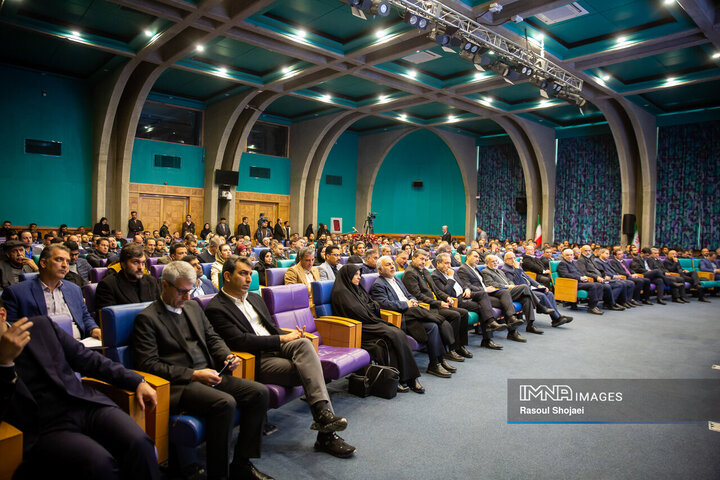 نشست وزیر امور خارجه با فعالان اقتصادی استان اصفهان