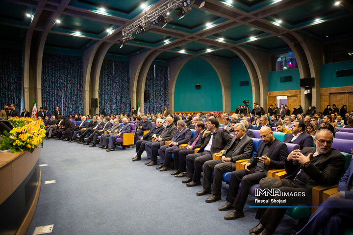 نشست وزیر امور خارجه با فعالان اقتصادی استان اصفهان