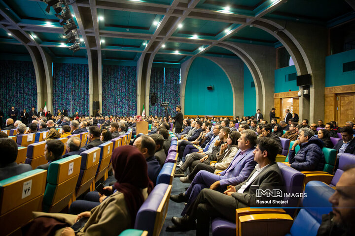 نشست وزیر امور خارجه با فعالان اقتصادی استان اصفهان