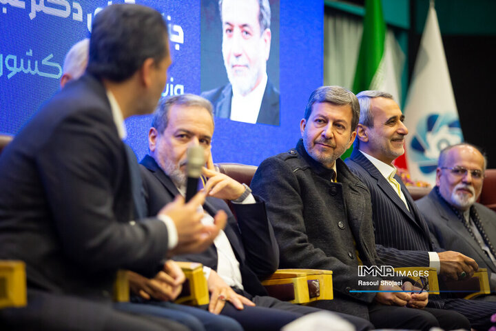 نشست وزیر امور خارجه با فعالان اقتصادی استان اصفهان