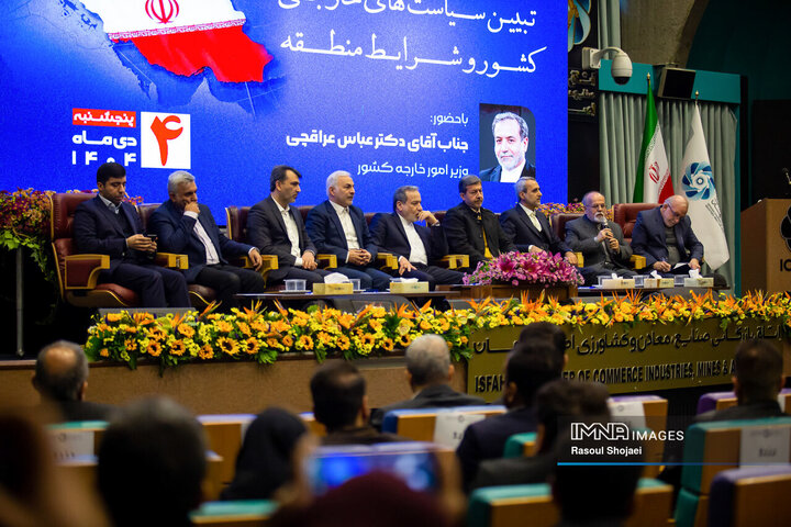 نشست وزیر امور خارجه با فعالان اقتصادی استان اصفهان