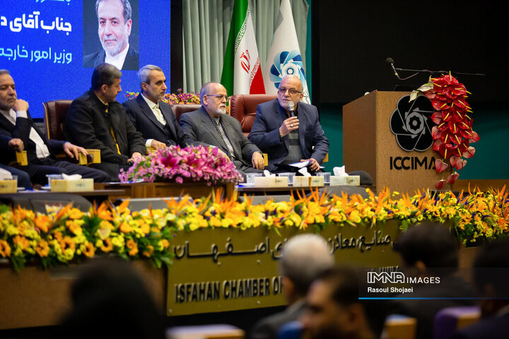 نشست وزیر امور خارجه با فعالان اقتصادی استان اصفهان