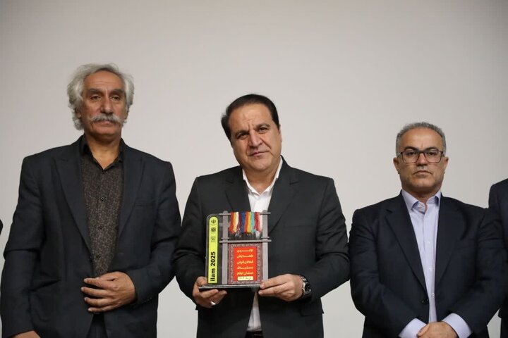 همجواری ایلام و عراق بازارهای صادراتی مناسبی برای فرش و صنایع‌دستی ایلام فراهم می‌کند