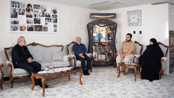 دیدار لاریجانی با خانواده‌ شهیدان حاجی‌زاده و باقری